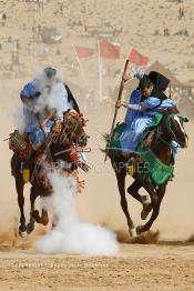 Image du Maroc Professionnelle de  Course typiquement marocaine dite ''la Fantasia'' organisé dans un site désertique sur lequel la ville de Tan Tan a toujours accueilli la majorité des tribus et des grandes familles nomades du désert lors d'un grand moussem, Samedi 24 Mars 2012. (Photo / Abdeljalil Bounhar)

